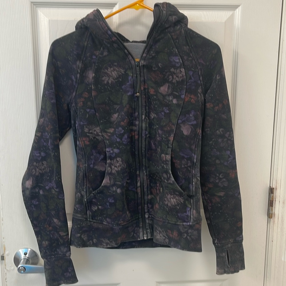 Lululemon Scuba Hoodie Frozen Flourish Limited, Size 6
